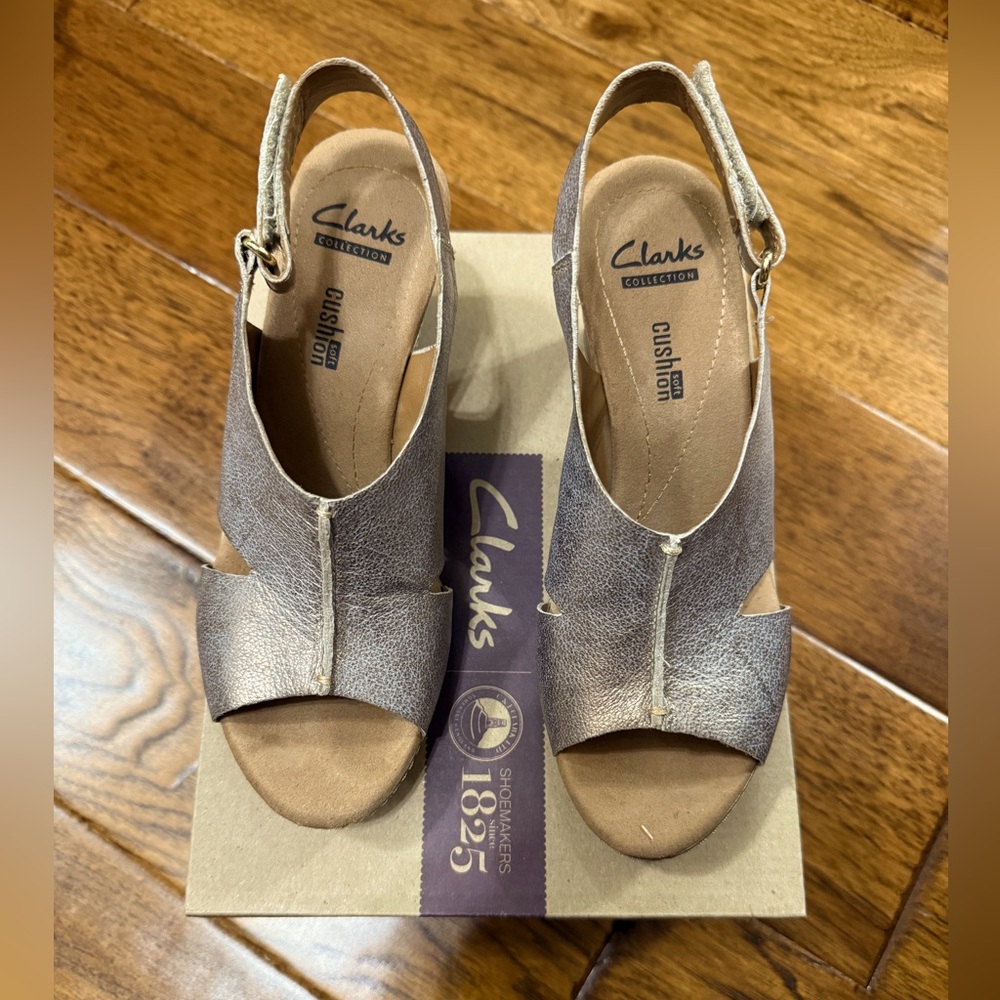 Clarks 6M Pewter Metallic Wedge Sandals